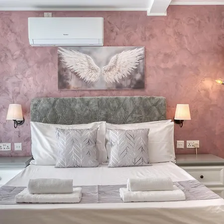 Апартаменты Bright Two Bedroom Maisonette In Prime Location *