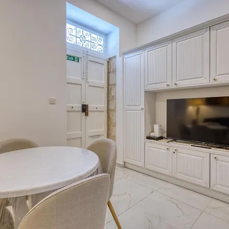 Bright Two Bedroom Maisonette In Prime Location *