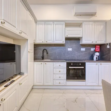 Апартаменты Bright Two Bedroom Maisonette In Prime Location
