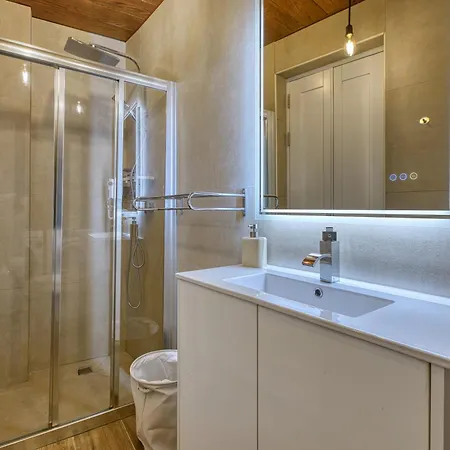 Апартаменты Bright Two Bedroom Maisonette In Prime Location