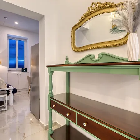 Bright Two Bedroom Maisonette In Prime Location *