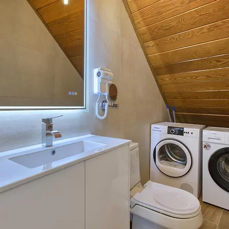 Апартаменты Bright Two Bedroom Maisonette In Prime Location *