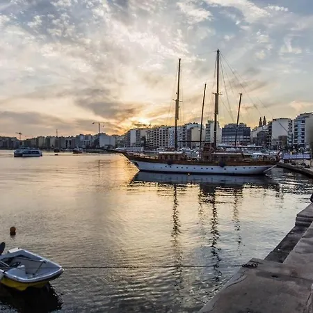 Bright Two Bedroom Maisonette In Prime Location * Gzira